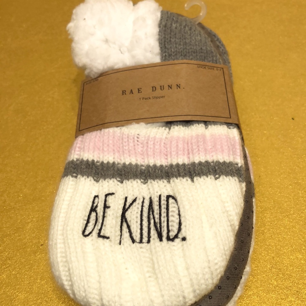 RAE DUNN " BE KIND "slippers. Size 5-7